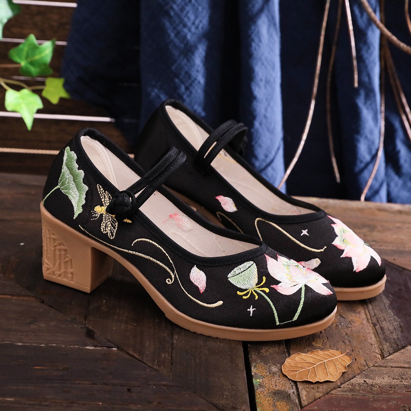 Sepatu Hak Tinggi Persegi Wani - Embroidery Dress ulasan dan harga