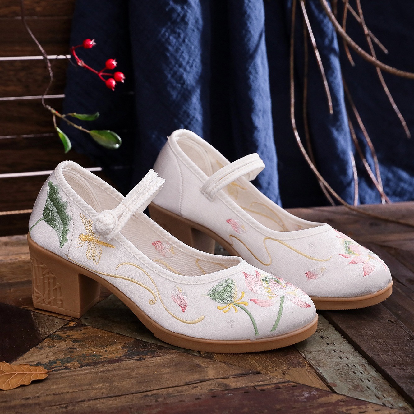 Sepatu Hak Tinggi Persegi Wani - Embroidery Dress ulasan dan harga